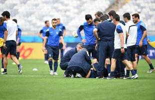 Jogadores da Grcia reconheceram, nesta sexta-feira, o gramado do Mineiro