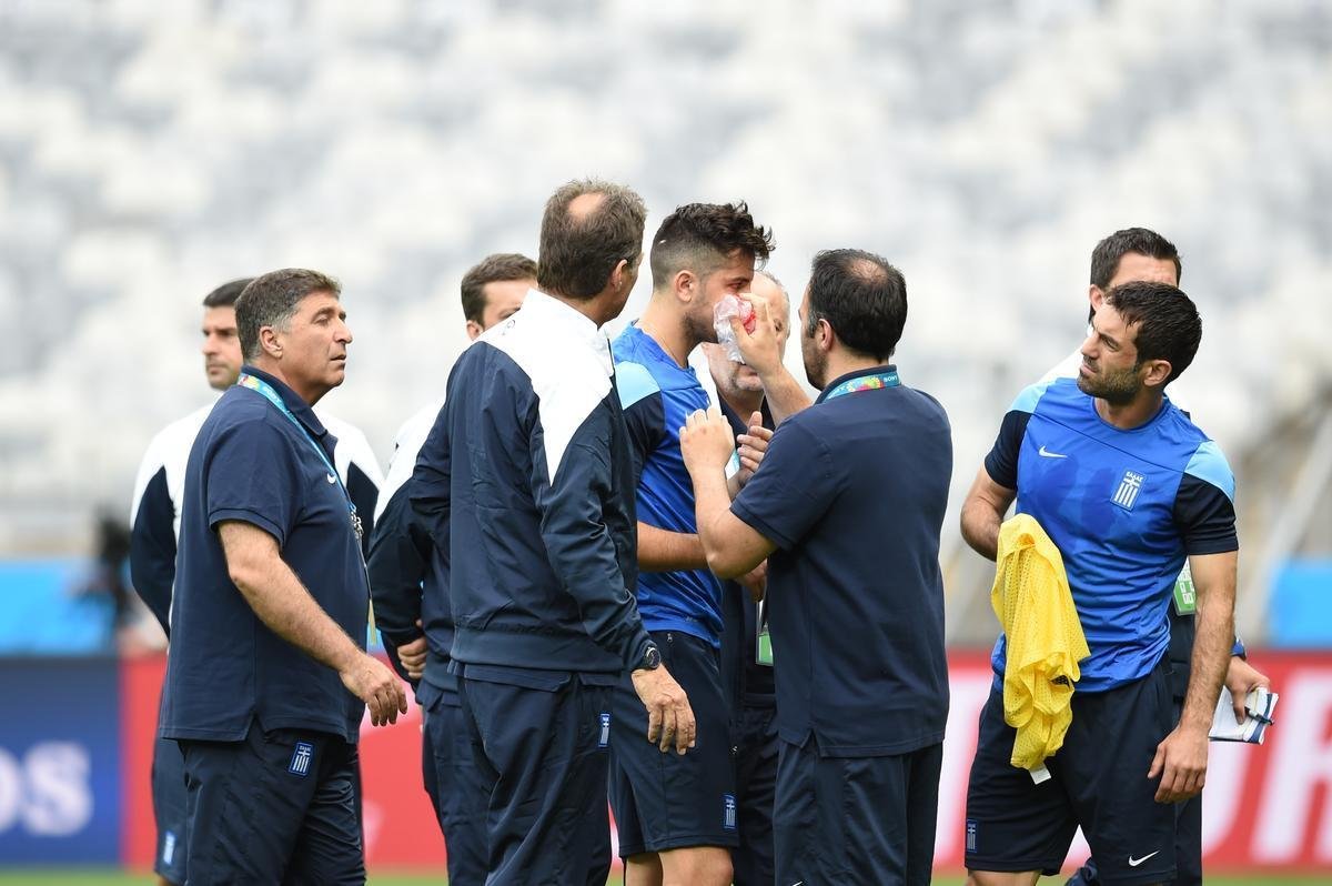 Jogadores da Grcia reconheceram, nesta sexta-feira, o gramado do Mineiro
