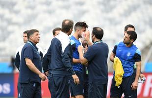 Jogadores da Grcia reconheceram, nesta sexta-feira, o gramado do Mineiro