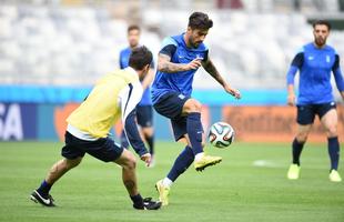 Jogadores da Grcia reconheceram, nesta sexta-feira, o gramado do Mineiro