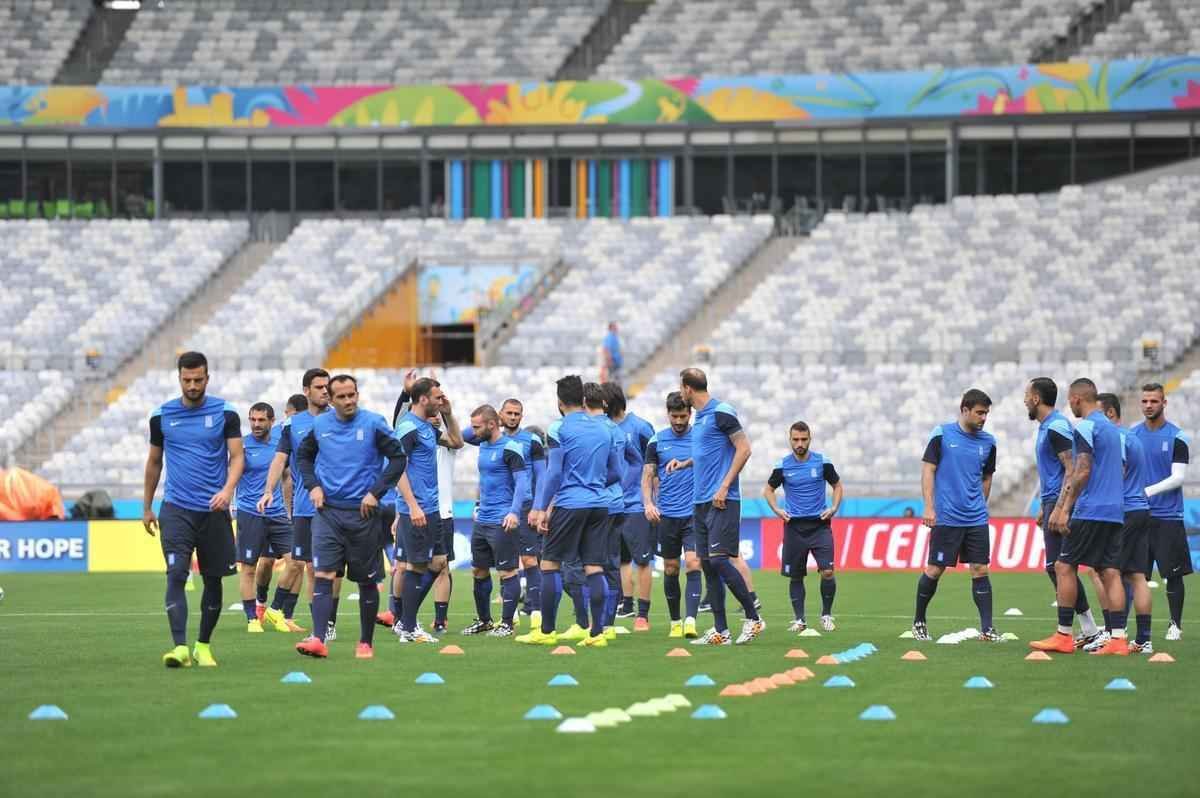 Jogadores da Grcia reconheceram, nesta sexta-feira, o gramado do Mineiro