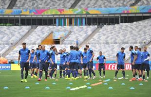 Jogadores da Grcia reconheceram, nesta sexta-feira, o gramado do Mineiro