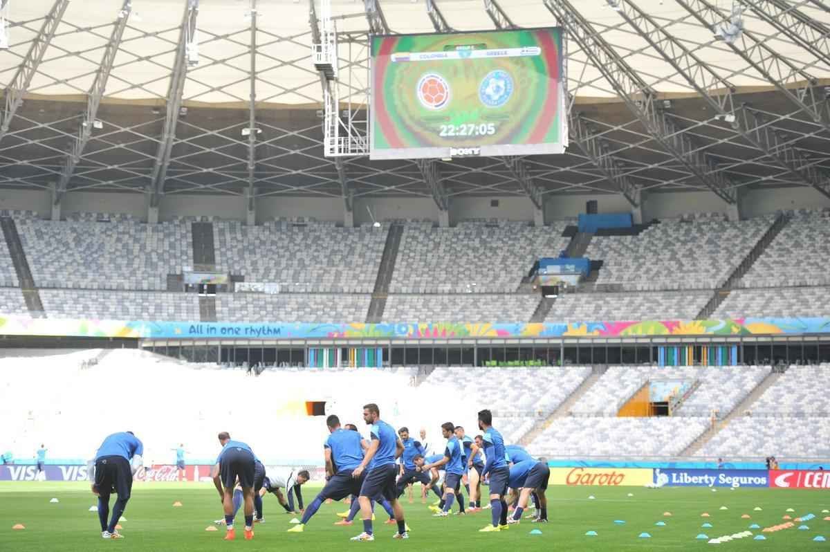 Jogadores da Grcia reconheceram, nesta sexta-feira, o gramado do Mineiro