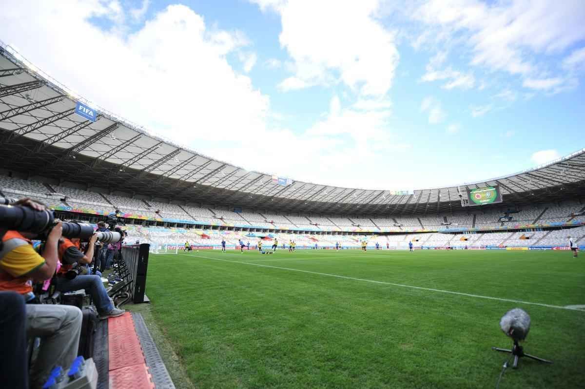Jogadores da Grcia reconheceram, nesta sexta-feira, o gramado do Mineiro