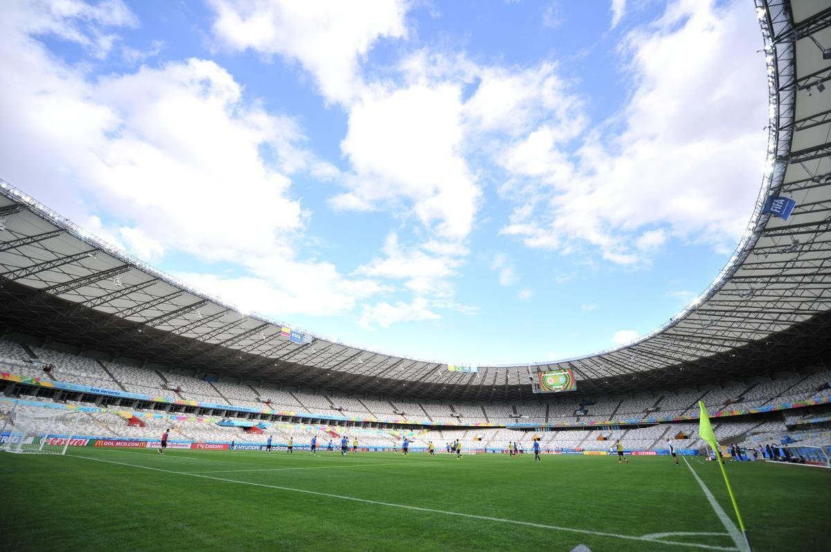 Jogadores da Grcia reconheceram, nesta sexta-feira, o gramado do Mineiro