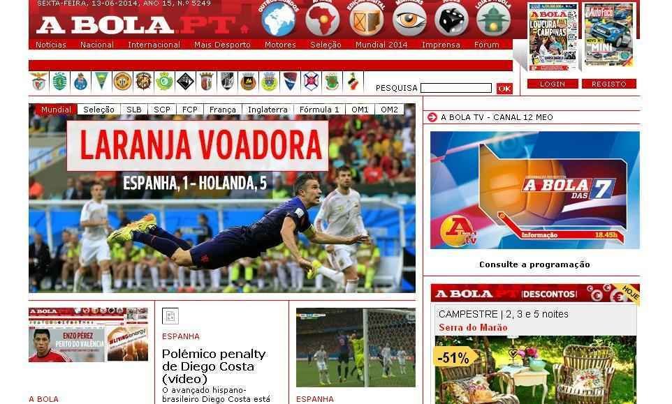 Jornal portugus A Bola destaca foto de um dos gols de Van Persie e diz: Laranja Voadora