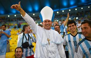 Torcedores argentinos lotaram o Maracan para assistir  estreia da seleo na Copa contra a Bsnia