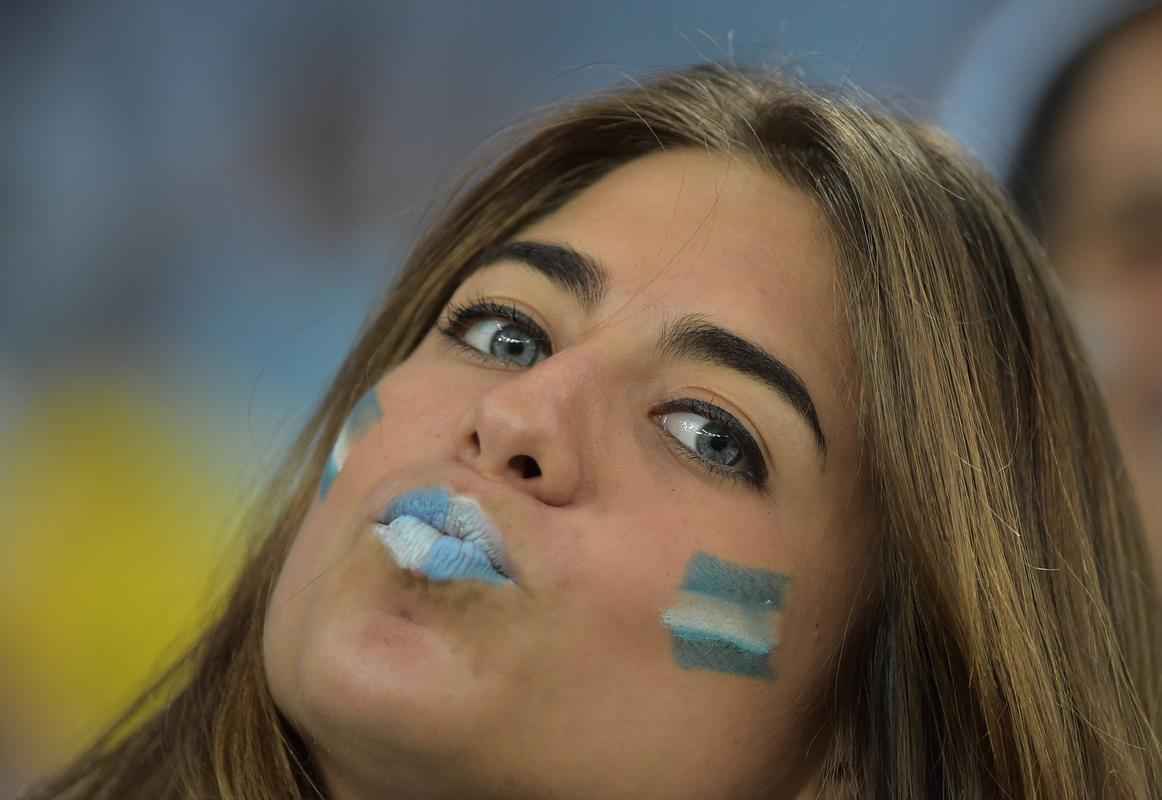Torcedoras argentinas embelezaram o Maracan neste domingo