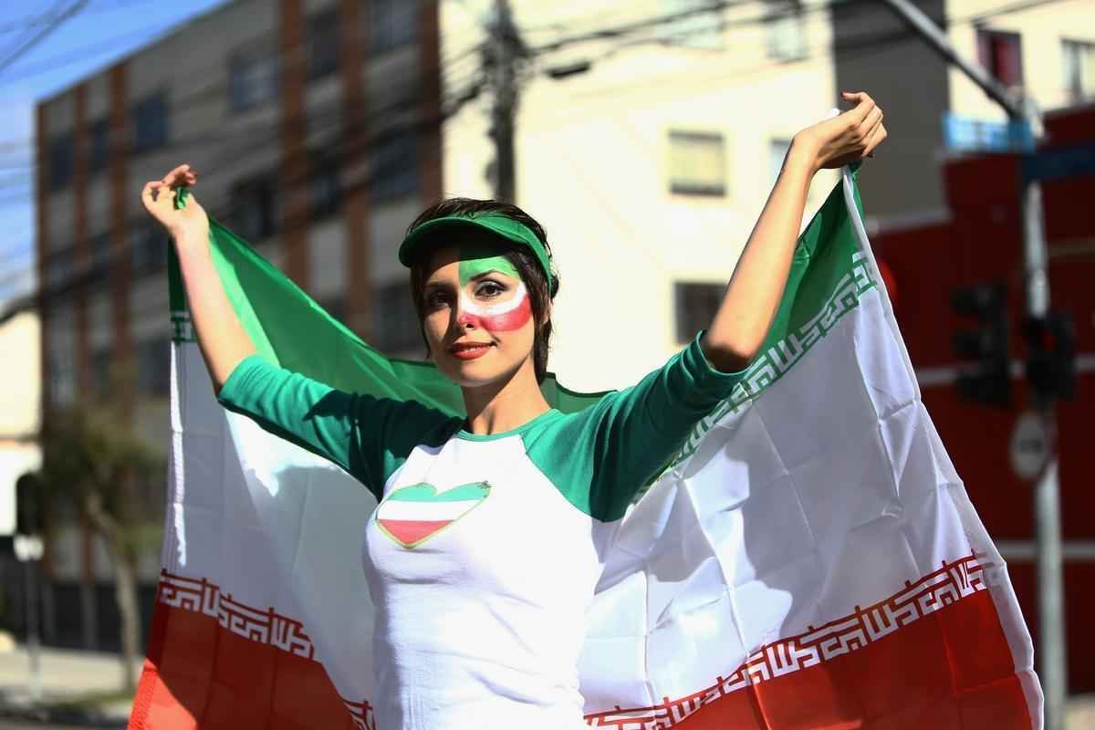 Belas torcedoras animam a partida entre Ir� e Nig�ria, na Arena da Baixada