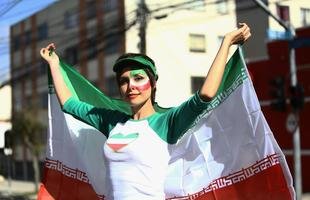 Belas torcedoras animam a partida entre Ir� e Nig�ria, na Arena da Baixada
