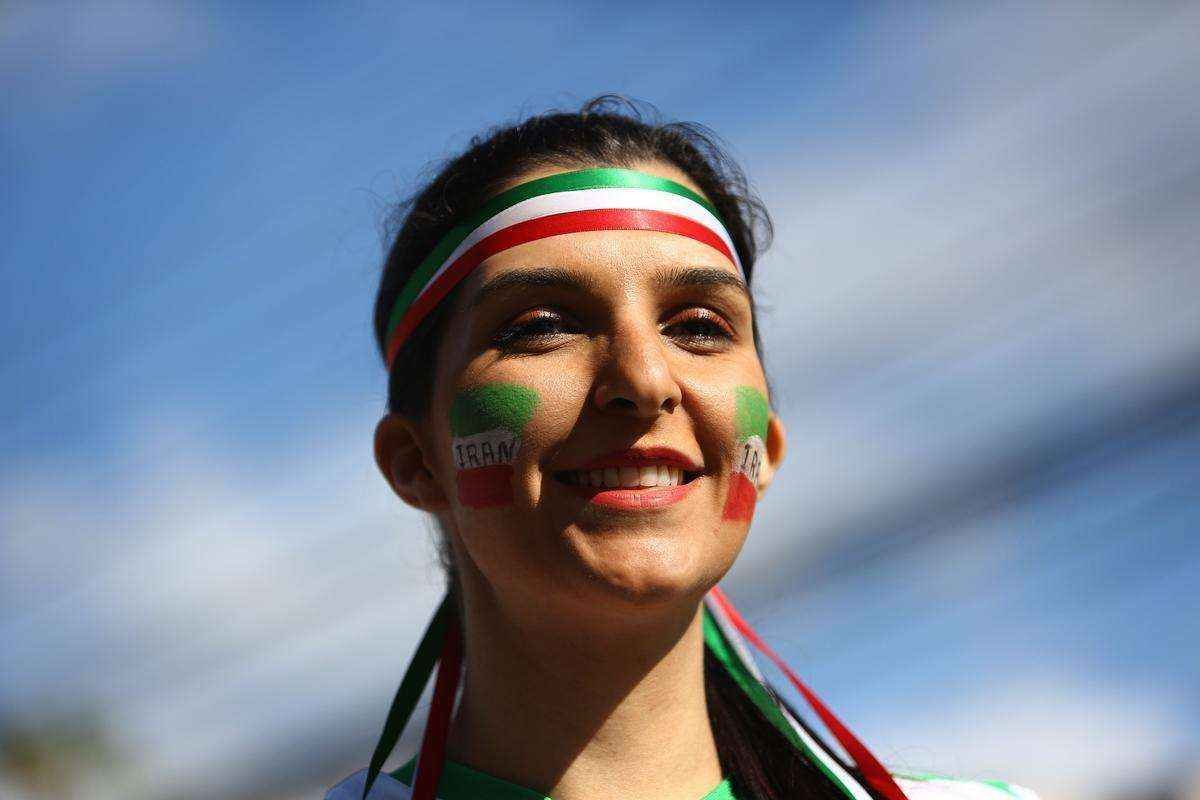 Belas torcedoras animam a partida entre Ir� e Nig�ria, na Arena da Baixada