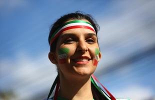 Belas torcedoras animam a partida entre Ir� e Nig�ria, na Arena da Baixada