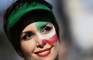 Belas torcedoras animam a partida entre Ir� e Nig�ria, na Arena da Baixada