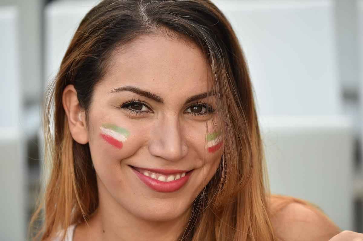 Belas torcedoras animam a partida entre Ir� e Nig�ria, na Arena da Baixada