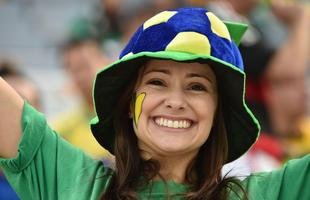 Belas torcedoras animam a partida entre Ir� e Nig�ria, na Arena da Baixada
