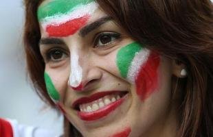 Belas torcedoras animam a partida entre Ir� e Nig�ria, na Arena da Baixada