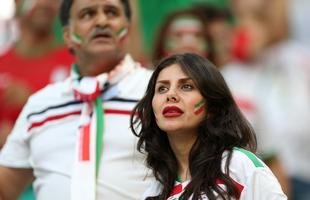 Belas torcedoras animam a partida entre Ir� e Nig�ria, na Arena da Baixada