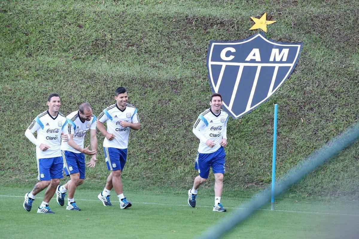 Lionel Messi treinou nesta segunda-feira na Cidade do Galo e concedeu entrevista. Para ele, Holanda e Alemanha mostraram, at� agora, o melhor futebol da Copa do Mundo. Veja fotos dele e da Sele��o Argentina no centro de treinamento do Atl�tico, em Belo Horizonte