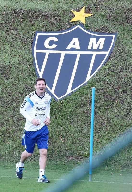 Lionel Messi treinou nesta segunda-feira na Cidade do Galo e concedeu entrevista. Para ele, Holanda e Alemanha mostraram, at� agora, o melhor futebol da Copa do Mundo. Veja fotos dele e da Sele��o Argentina no centro de treinamento do Atl�tico, em Belo Horizonte