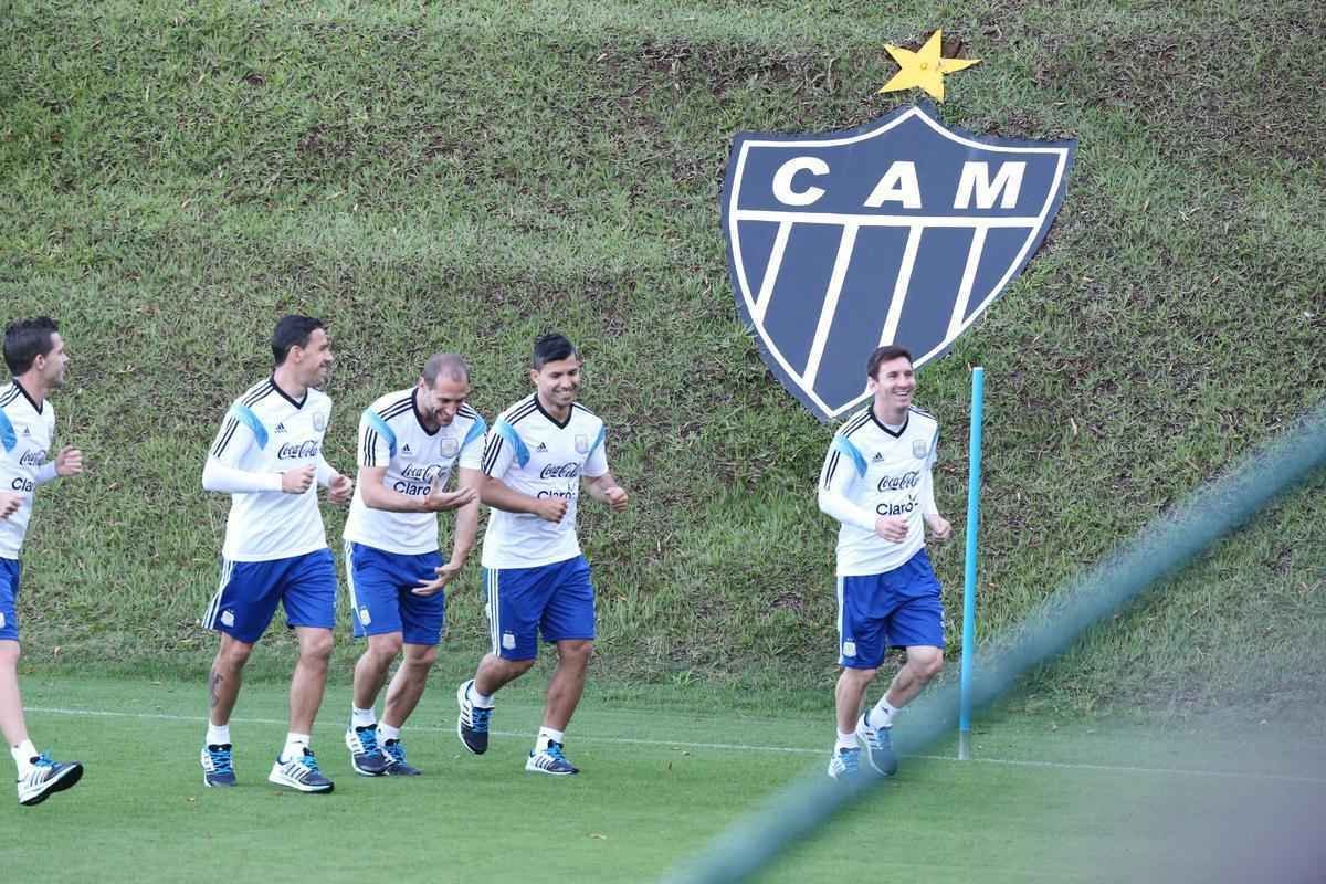 Lionel Messi treinou nesta segunda-feira na Cidade do Galo e concedeu entrevista. Para ele, Holanda e Alemanha mostraram, at� agora, o melhor futebol da Copa do Mundo. Veja fotos dele e da Sele��o Argentina no centro de treinamento do Atl�tico, em Belo Horizonte