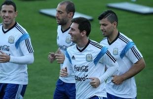 Lionel Messi treinou nesta segunda-feira na Cidade do Galo e concedeu entrevista. Para ele, Holanda e Alemanha mostraram, at� agora, o melhor futebol da Copa do Mundo. Veja fotos dele e da Sele��o Argentina no centro de treinamento do Atl�tico, em Belo Horizonte