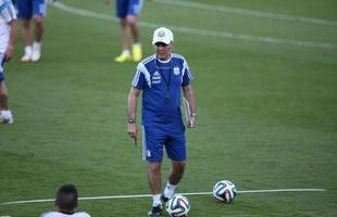 Lionel Messi treinou nesta segunda-feira na Cidade do Galo e concedeu entrevista. Para ele, Holanda e Alemanha mostraram, at� agora, o melhor futebol da Copa do Mundo. Veja fotos dele e da Sele��o Argentina no centro de treinamento do Atl�tico, em Belo Horizonte