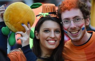 Duelo entre Holanda e Austrlia foi acompanhado por belas torcedoras no Beira-Rio