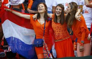 Duelo entre Holanda e Austrlia foi acompanhado por belas torcedoras no Beira-Rio