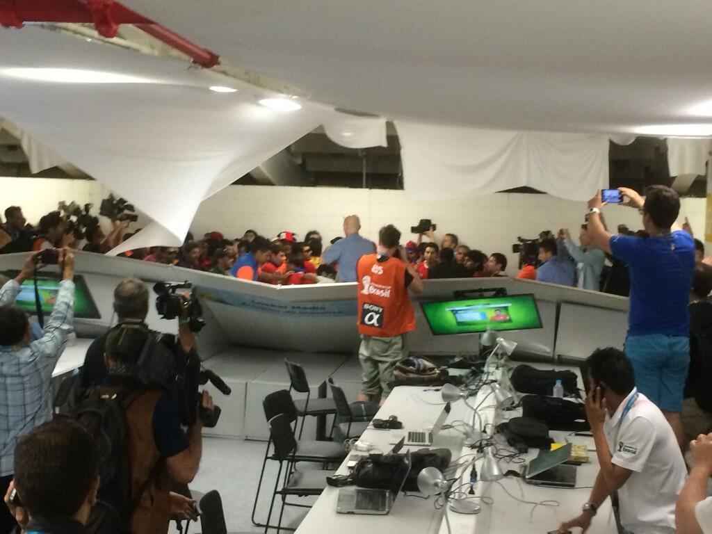 Chilenos invadem a sala de imprensa do Maracan, antes do jogo contra a Espanha, no Rio de Janeiro. Torcedores quebraram as bancadas de trabalho dos jornalistas, destruram o teto do ambiente e promoveram total desordem