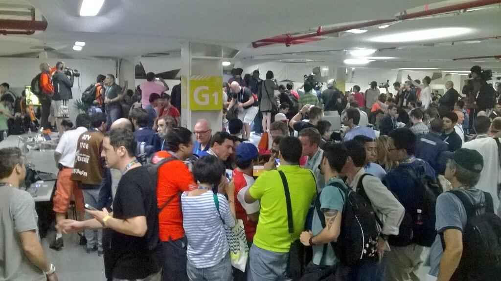 Chilenos invadem a sala de imprensa do Maracan, antes do jogo contra a Espanha, no Rio de Janeiro. Torcedores quebraram as bancadas de trabalho dos jornalistas, destruram o teto do ambiente e promoveram total desordem