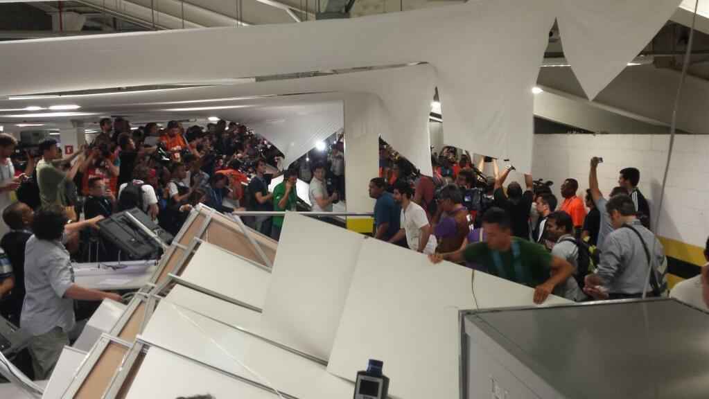 Chilenos invadem a sala de imprensa do Maracan, antes do jogo contra a Espanha, no Rio de Janeiro. Torcedores quebraram as bancadas de trabalho dos jornalistas, destruram o teto do ambiente e promoveram total desordem