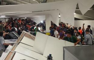 Chilenos invadem a sala de imprensa do Maracan, antes do jogo contra a Espanha, no Rio de Janeiro. Torcedores quebraram as bancadas de trabalho dos jornalistas, destruram o teto do ambiente e promoveram total desordem