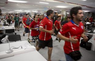 Chilenos invadem a sala de imprensa do Maracan, antes do jogo contra a Espanha, no Rio de Janeiro. Torcedores quebraram as bancadas de trabalho dos jornalistas, destruram o teto do ambiente e promoveram total desordem