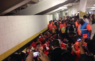 Chilenos invadem a sala de imprensa do Maracan, antes do jogo contra a Espanha, no Rio de Janeiro. Torcedores quebraram as bancadas de trabalho dos jornalistas, destruram o teto do ambiente e promoveram total desordem