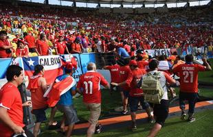 Chilenos invadem a sala de imprensa do Maracan, antes do jogo contra a Espanha, no Rio de Janeiro. Torcedores quebraram as bancadas de trabalho dos jornalistas, destruram o teto do ambiente e promoveram total desordem