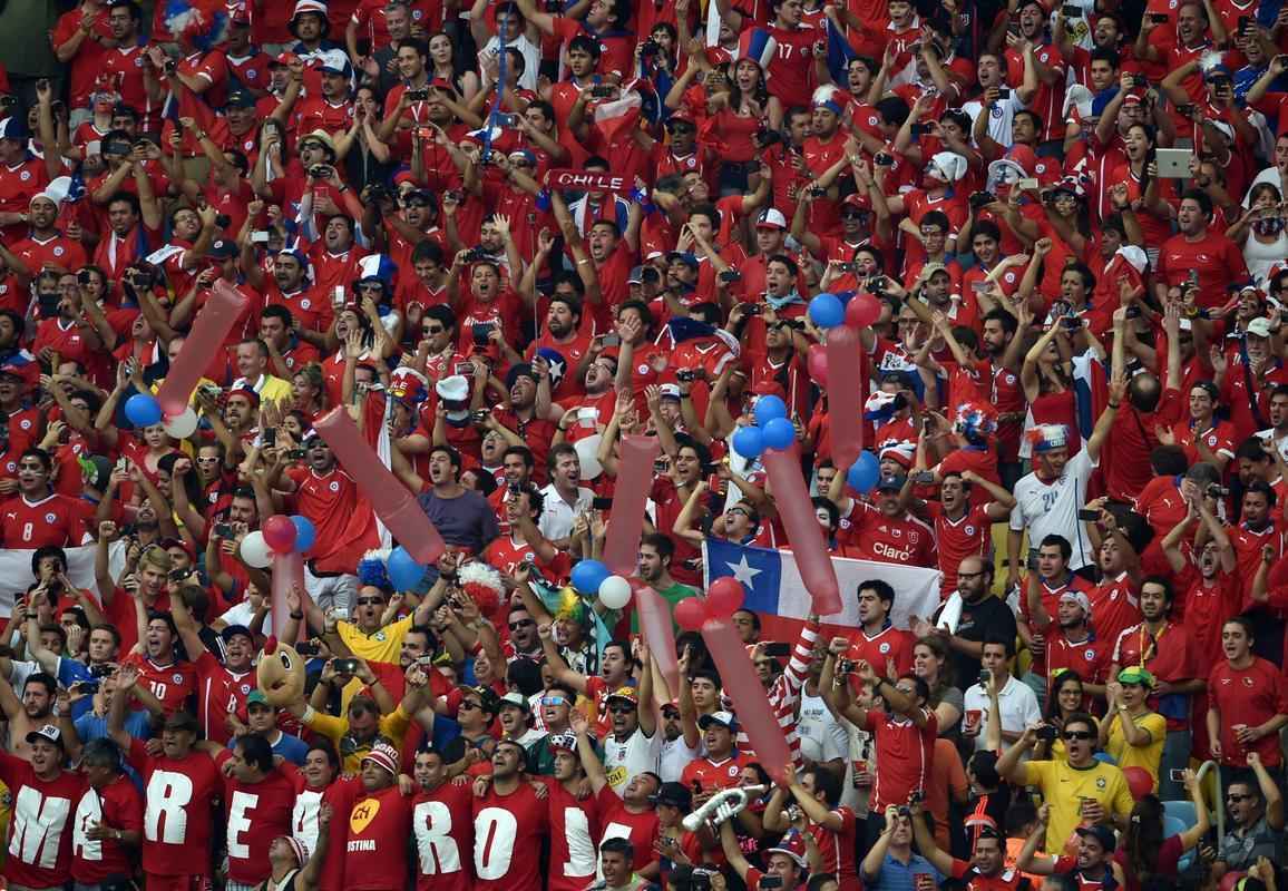 Torcedores de Chile e Espanha acompanham o jogo entre suas Selees, pelo Grupo B da Copa do Mundo, no Maracan