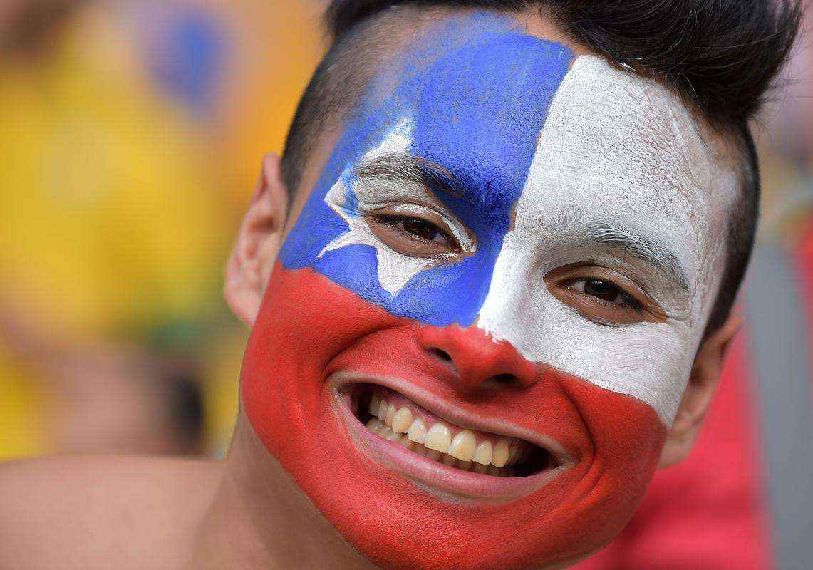 Torcedores de Chile e Espanha acompanham o jogo entre suas Selees, pelo Grupo B da Copa do Mundo, no Maracan