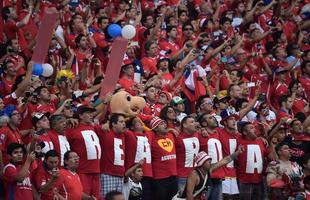 Torcedores de Chile e Espanha acompanham o jogo entre suas Selees, pelo Grupo B da Copa do Mundo, no Maracan