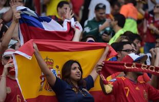 Torcedores de Chile e Espanha acompanham o jogo entre suas Selees, pelo Grupo B da Copa do Mundo, no Maracan