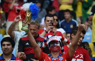 Torcedores de Chile e Espanha acompanham o jogo entre suas Selees, pelo Grupo B da Copa do Mundo, no Maracan