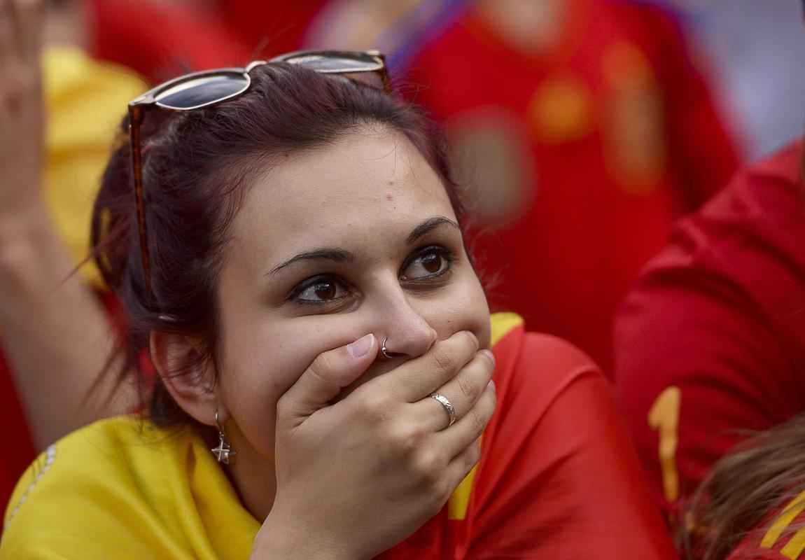 Imagens da torcida espanhola em Madrid assistindo ao duelo contra o Chile