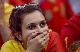 Imagens da torcida espanhola em Madrid assistindo ao duelo contra o Chile