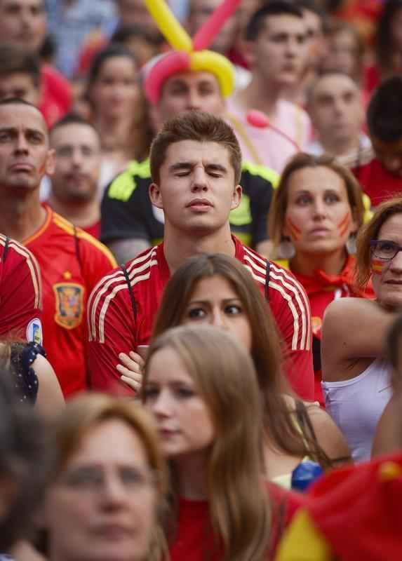 Imagens da torcida espanhola em Madrid assistindo ao duelo contra o Chile