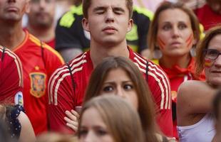 Imagens da torcida espanhola em Madrid assistindo ao duelo contra o Chile