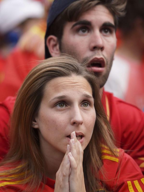 Imagens da torcida espanhola em Madrid assistindo ao duelo contra o Chile