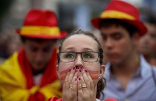 Imagens da torcida espanhola em Madrid assistindo ao duelo contra o Chile