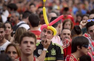 Imagens da torcida espanhola em Madrid assistindo ao duelo contra o Chile