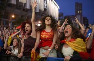 Imagens da torcida espanhola em Madrid assistindo ao duelo contra o Chile