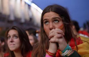 Imagens da torcida espanhola em Madrid assistindo ao duelo contra o Chile