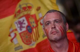 Imagens da torcida espanhola em Madrid assistindo ao duelo contra o Chile